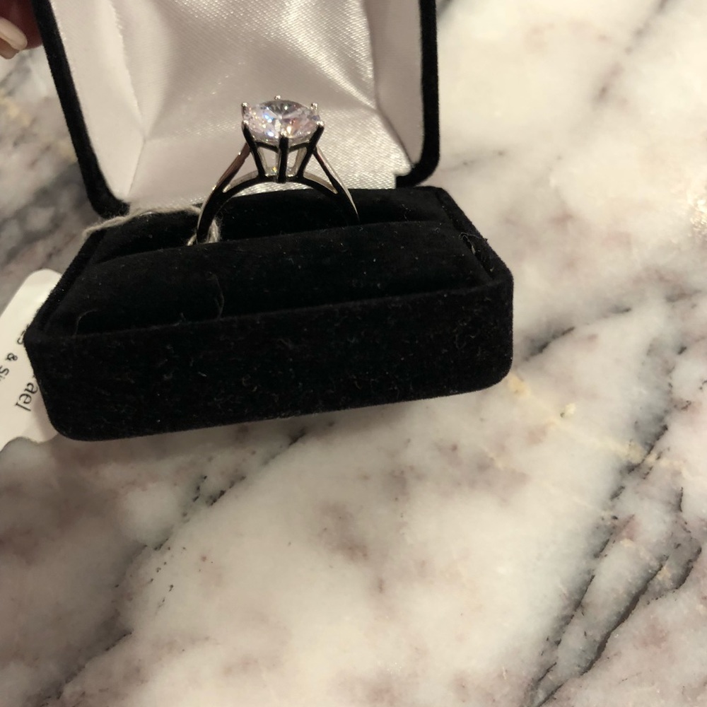 Diamond ring - Picture 2 of 2